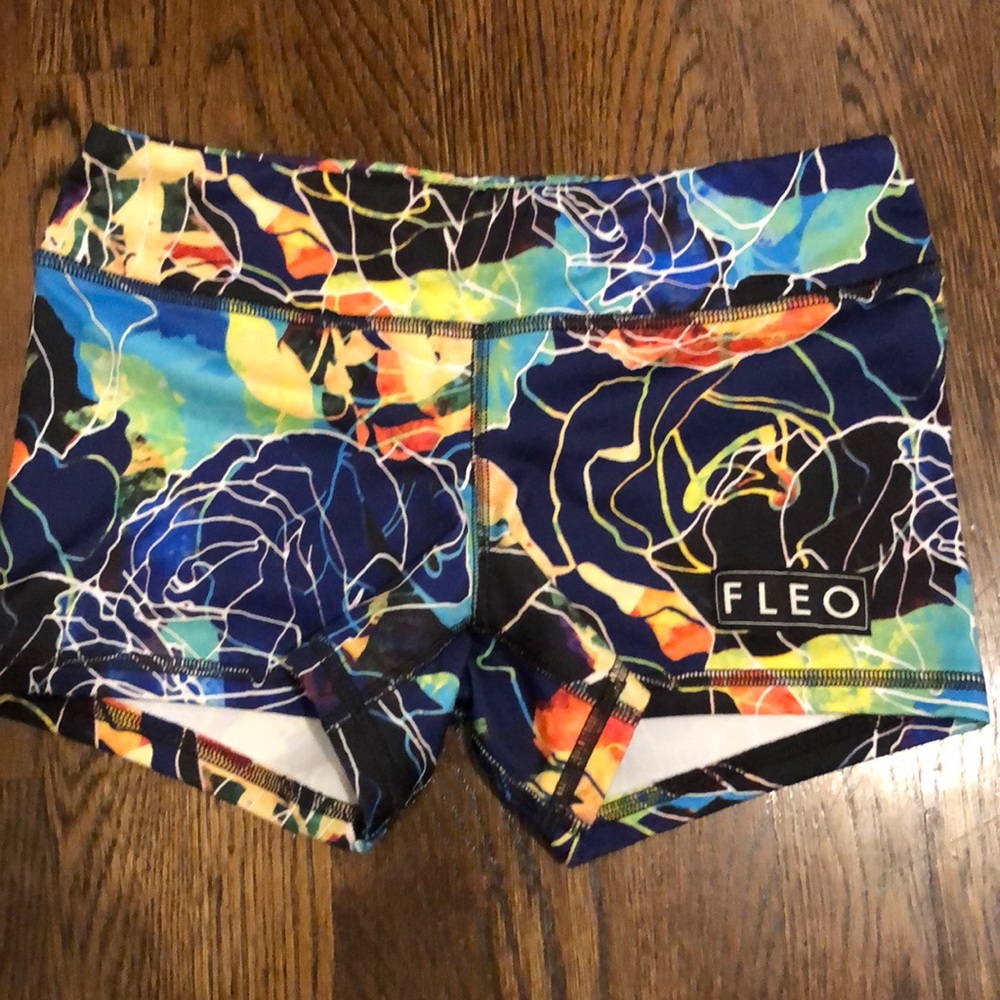Floe shorts size small
NEW WITHOUT TAGS
